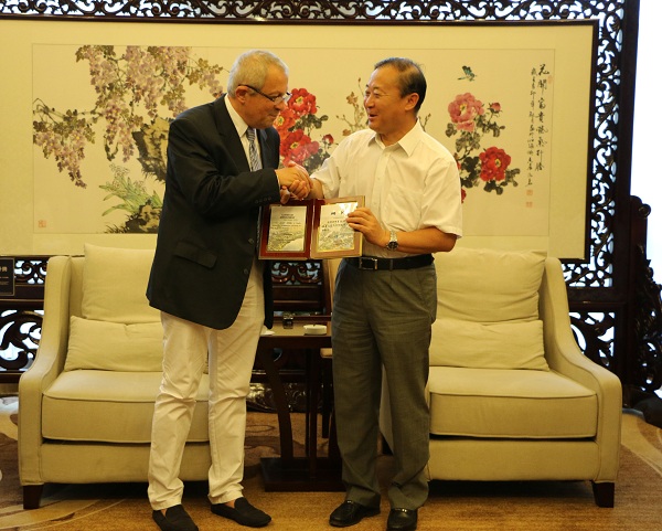 颁发聘书.JPG
